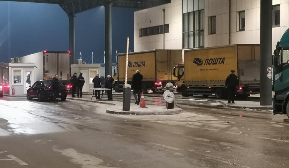 Serbia i nis me kamionë për në Kosovë fletëvotimet për referendum, arrestohet në Merdare koordinatori zgjedhor dhe konfiskohet materiali.