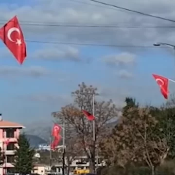 Në pritje të vizitës së presidentit Erdogan, Laçi mbushet me flamuj turq.